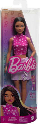 Muñeca Barbie Fashionistas núm. 215 con cabello negro liso, blusa rosa con estampado de estrellas y falda iridiscente, muñeca de moda coleccionable del 65 aniversario, HRH13