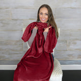 Eversnug Manta y almohada de viaje: suave manta de avión 2 en 1 con funda de almohada de bolsillo suave, funda para bolso y soporte para mochila (rojo burdeos) Almohadas de viaje Naty Shop
