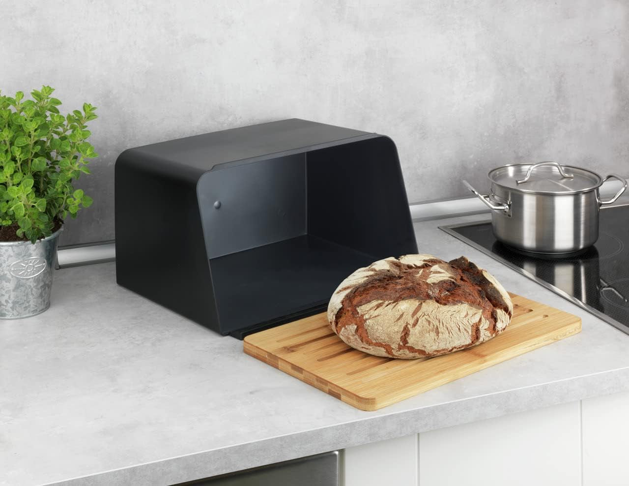 WENKO Kubo Panera con Tabla de Bambú, Versátil Panera con Tapa y Tabla de Cortar de Bambú Integrada, Caja de Almacenamiento de Alimentos, Almacenamiento de Pan Duradero, 35 x 20,5 x 26 cm, Cajas de Almacenamiento de Alimentos Negras/Naturales Naty Shop