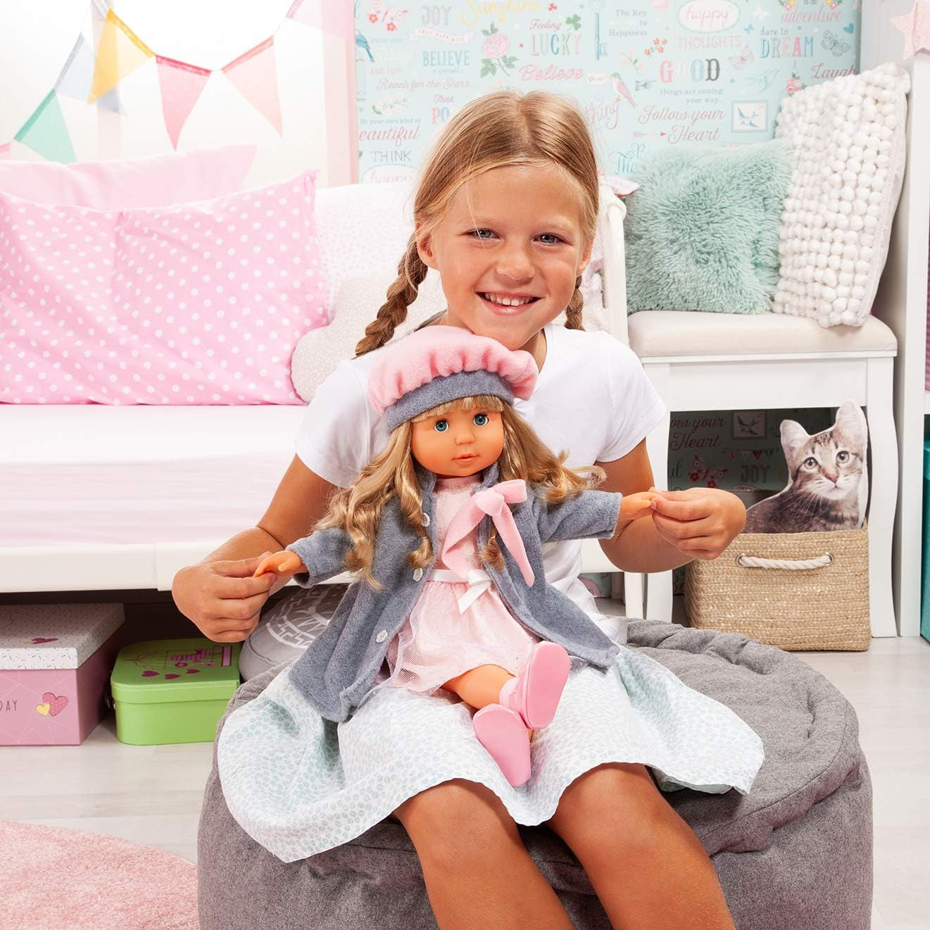Bayer Design 94635AX Charlene Muñeca funcional con pelo y ojos dormilones, habla y canta 90 frases, 2 poemas y 8 canciones, 46 cm, muñeca con múltiples accesorios, 1,30 kg, rosa, gris