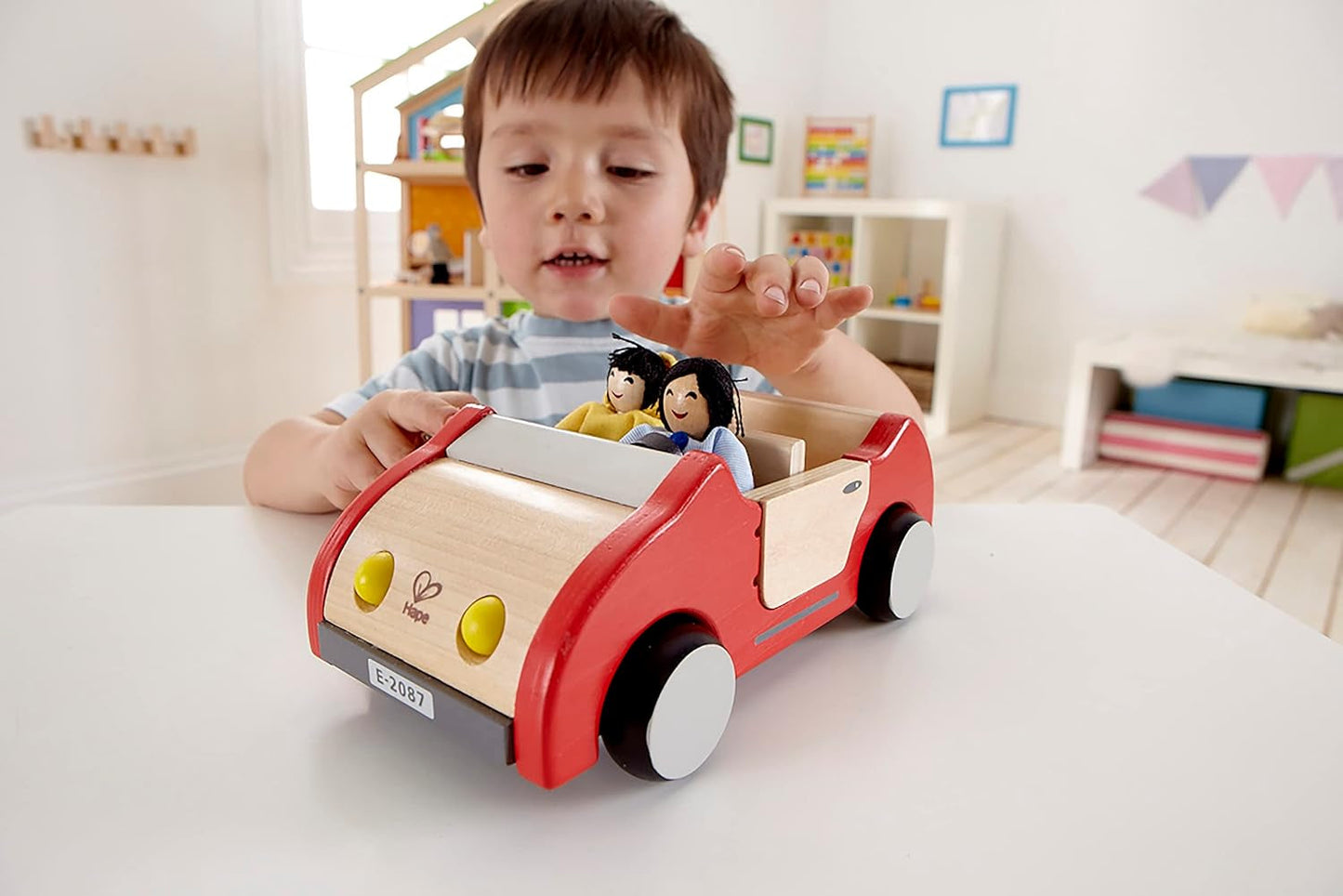 Familia de muñecas Hape Juego familiar de muñecas galardonado Accesorio único de casa de muñecas de madera Juego fantástico 6 miembros de la familia de muñecas Naty Shop Dolls