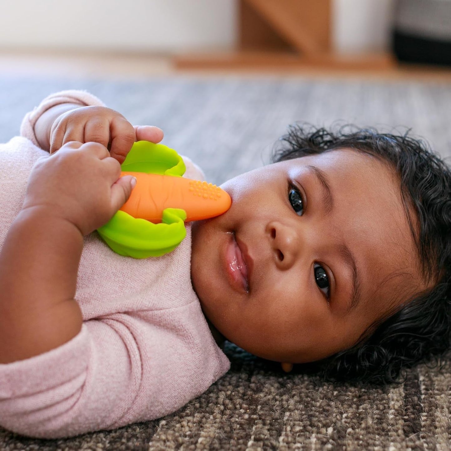Infantino Lil' Nibbles, Mordedor de silicona texturizada, juguete mordedor para bebé sin BPA, suave, fácil de sostener, estimulación sensorial para bebés, zanahoria