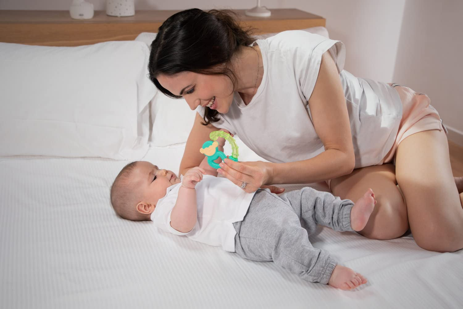 Chicco Mordedor Fresh&Relax Mono o Perezoso, 4M+, lleno de agua esterilizada