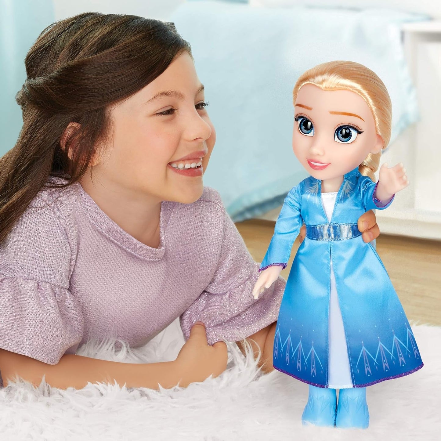 Muñeca de viaje Elsa de Frozen 2 de Disney, muñeca de 35 cm con vestido inspirado en una película de culto, botas y pelo largo trenzado para mayor diversión a la hora de jugar, para niñas a partir de 3 años