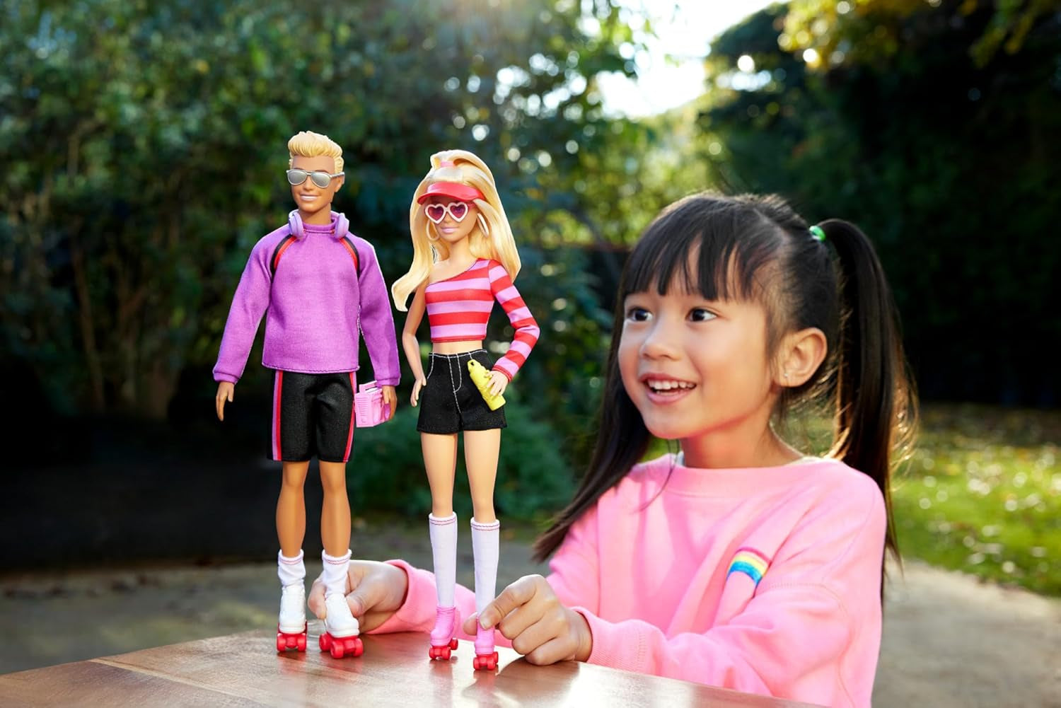 Set Barbie Fashionistas con 2 Muñecas Fashion y 6 Accesorios, Muñecas Barbie y Ken Fashion sobre Ruedas, Figuras Coleccionables 65 Aniversario, HXK90 Muñecas Naty Shop