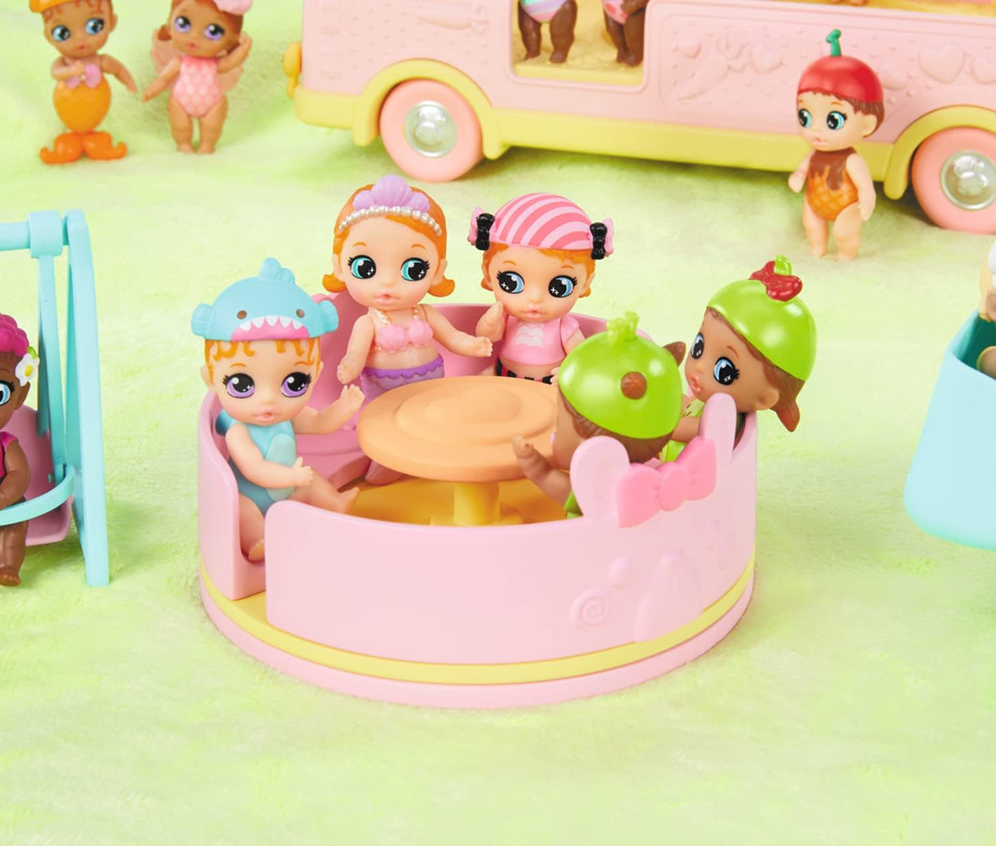 BABY born 904763 Baby Surprise Bus: minibús de juguete rosa con 2 muñecas exclusivas, cochecito triple, columpio, carrusel, tobogán y columpio triple.