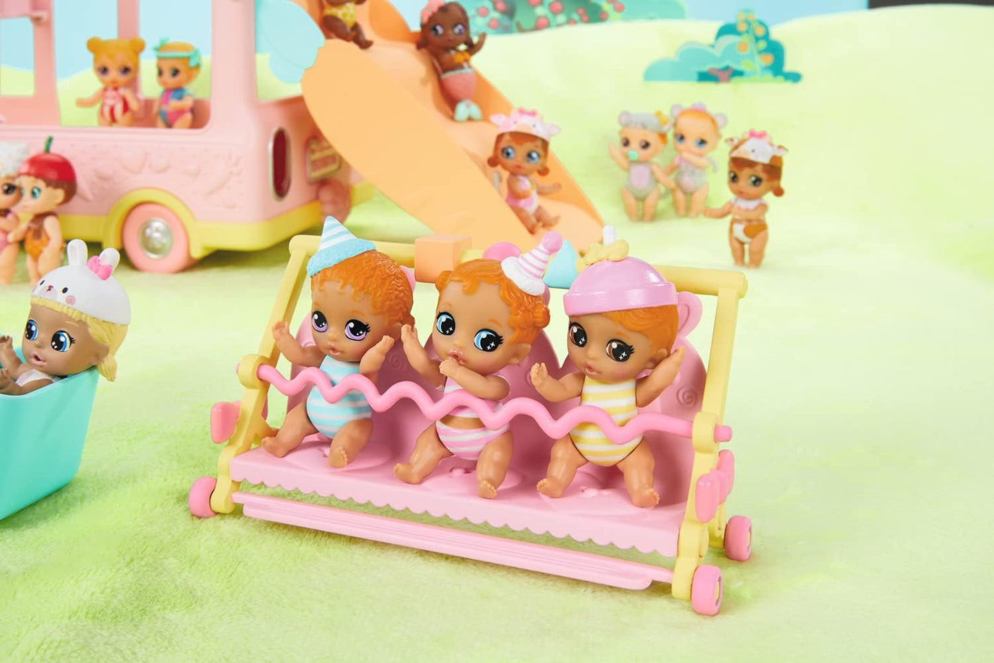 BABY born 904763 Baby Surprise Bus: minibús de juguete rosa con 2 muñecas exclusivas, cochecito triple, columpio, carrusel, tobogán y columpio triple.