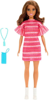 Barbie y Teresa Rezept für Freundschaft Teresa-Modepuppe mit unverkennbarem Outfit zum An- und Ausziehen, mit Accessoires incluyendo un collar, JCT02