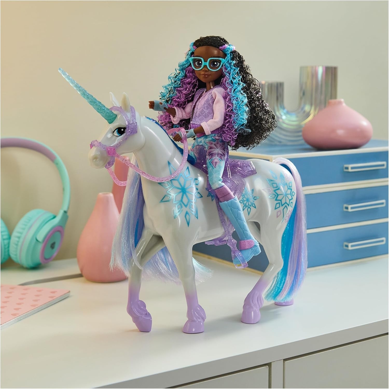 Unicorn Academy Unicorn Glacier: 28 cm de altura, el unicornio original de Netflix de Layla con melena y cola reales, brida, silla y cepillo extraíbles, para edades de 4 años en adelante
