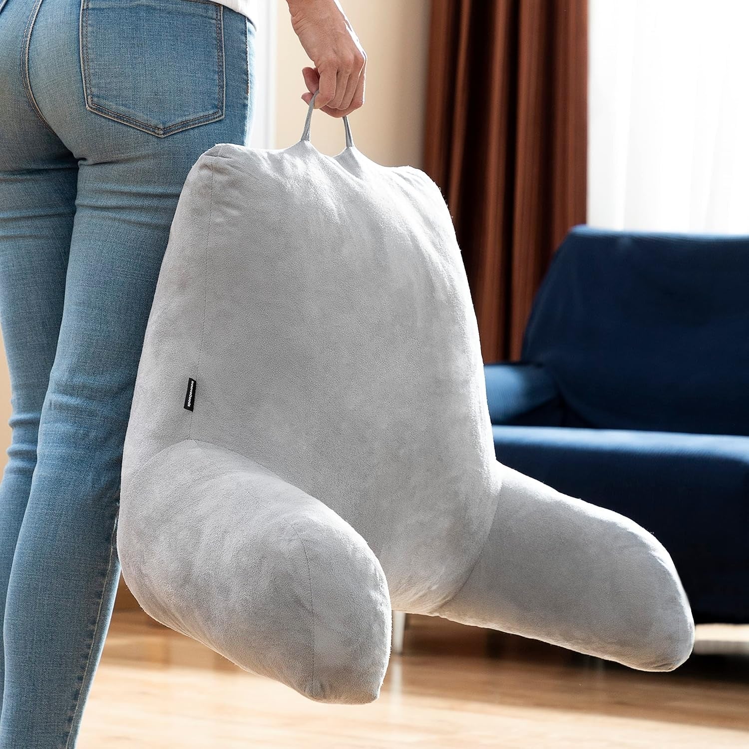 InnovaGoods Huglow Almohada de Lectura con Reposabrazos para Sofá, Cama y Alfombra, Almohada de Lectura con Soporte Lumbar y Asa de Transporte, Ergonómica, Previene Molestias y Dolores, Gris