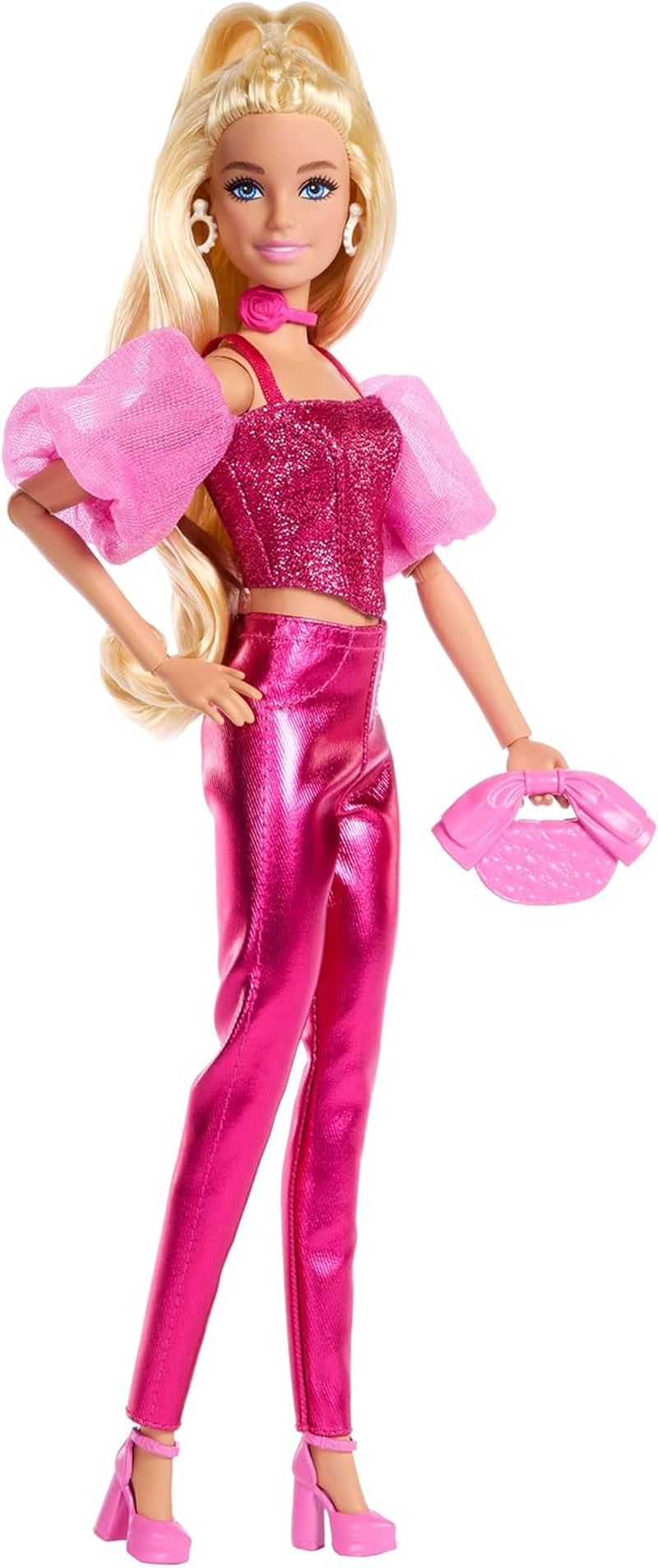 Muñeca Barbie Deluxe Style #5 con un traje rubio rosa metálico con un corpiño brillante y pantalones brillantes, con accesorios que incluyen un collar rosa y un bolso, JFP40