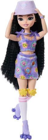 Muñeca Barbie Dream Besties y accesorios, muñeca Barbie Renee de moda con patinaje sobre ruedas y pelo negro, 12 accesorios temáticos con vídeos y comida, JFX99