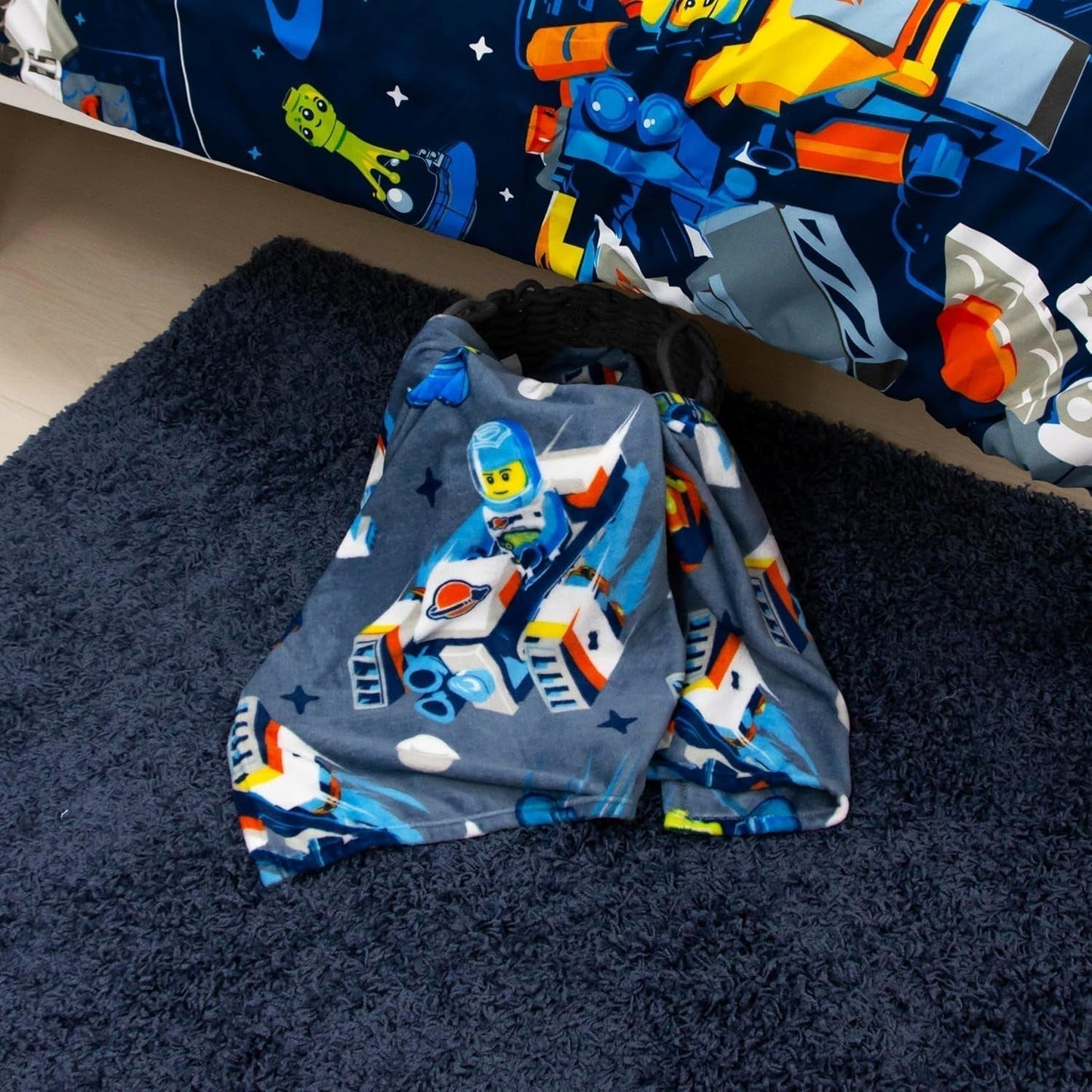 Character World Manta Polar Oficial Lego® City, Súper Suave, Cálida Manta Azul, Diseño Cityspace, Perfecta para Dormitorios, Acampar y Dormir, Camas y Mantas de 100 X 150 Cm Besuche den Character World-Store