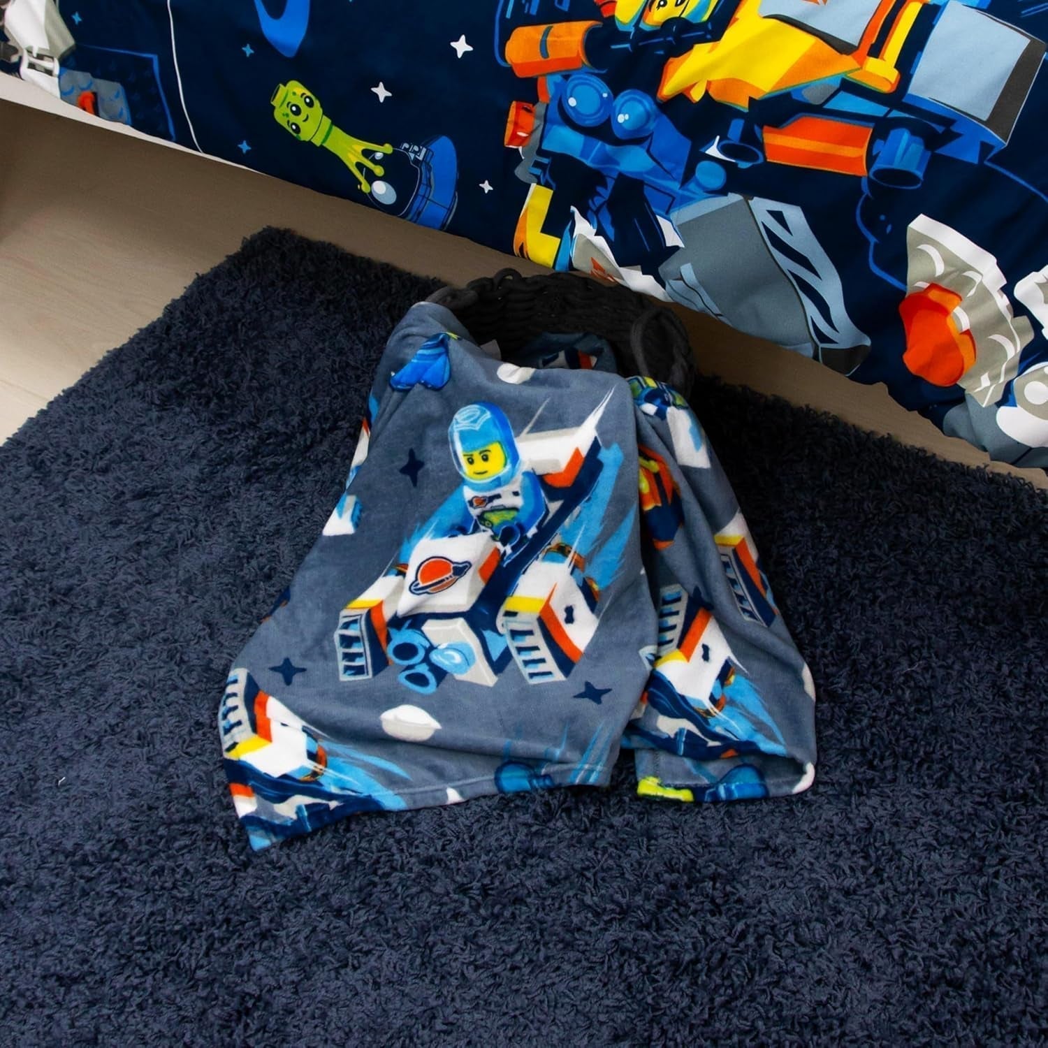 Character World Manta Polar Oficial Lego® City, Súper Suave, Cálida Manta Azul, Diseño Cityspace, Perfecta para Dormitorios, Acampar y Dormir, Camas y Mantas de 100 X 150 Cm Besuche den Character World-Store