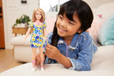 Muñeca Barbie Fashionistas, desarrollada con la Sociedad Nacional del Síndrome de Down, con cabello rubio y un atuendo moderno con un vestido floral y zapatillas blancas, para edades de 3 años en adelante, HJT05