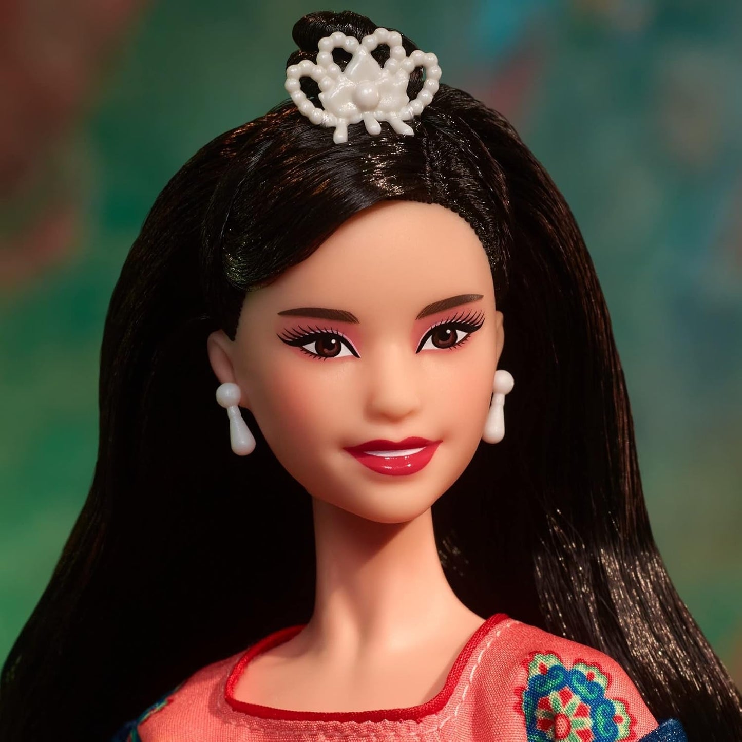 Barbie Lunar New Year Puppe - Sammelfigur mit tradicional Hanfu-Robe und chinesischen Drucken, inspirado en Dunhuang-Höhlenmalereien, incluyendo Puppenständer und Echtheitszertifikat, HJX35