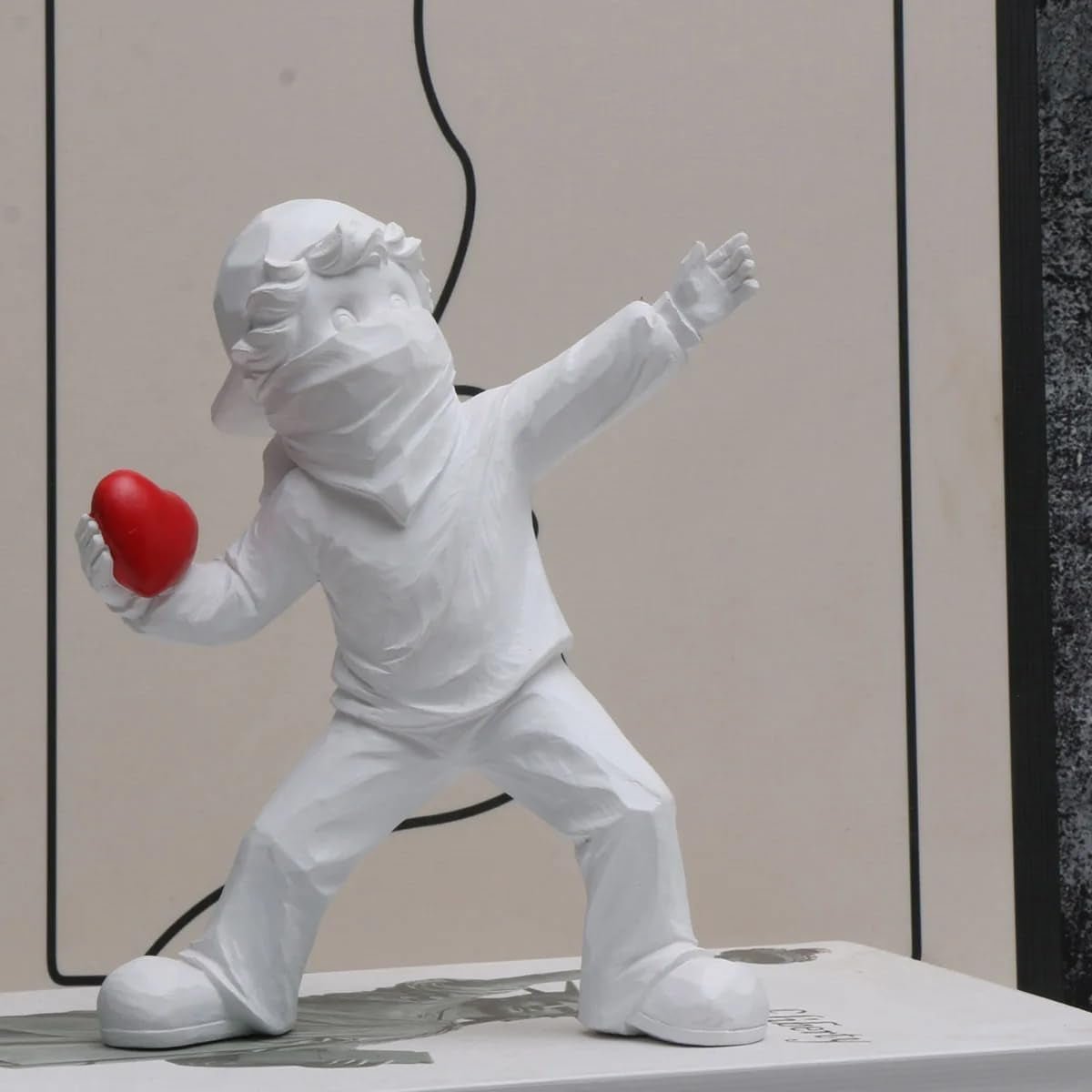 Estatua de decoración del hogar de Banksy, figura de globo de niña con corazón rojo, escultura de arte moderno para decoración de estantes de mesa, estatuas y esculturas Naty Shop White Boy