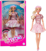 Barbie La película basada en la película Margot Robbie como figura coleccionable de Barbie con blusa rosa y falda de tul con peinado estilizado y joyas a juego JBJ53