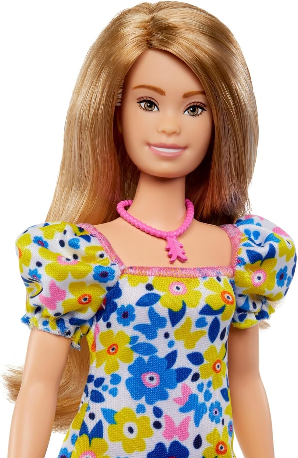 Muñeca Barbie Fashionistas, desarrollada con la Sociedad Nacional del Síndrome de Down, con cabello rubio y un atuendo moderno con un vestido floral y zapatillas blancas, para edades de 3 años en adelante, HJT05