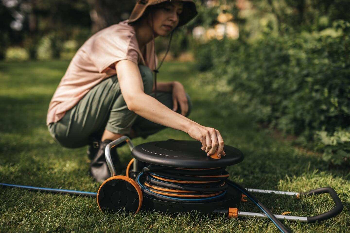 Rueda hidráulica Fiskars Comfort L con ruedas, juego de riego todo incluido, alcance total de 31,5 m, enrollado automático, manguera de jardín universal (Ø 13 mm), conexión universal para grifo, 1071670