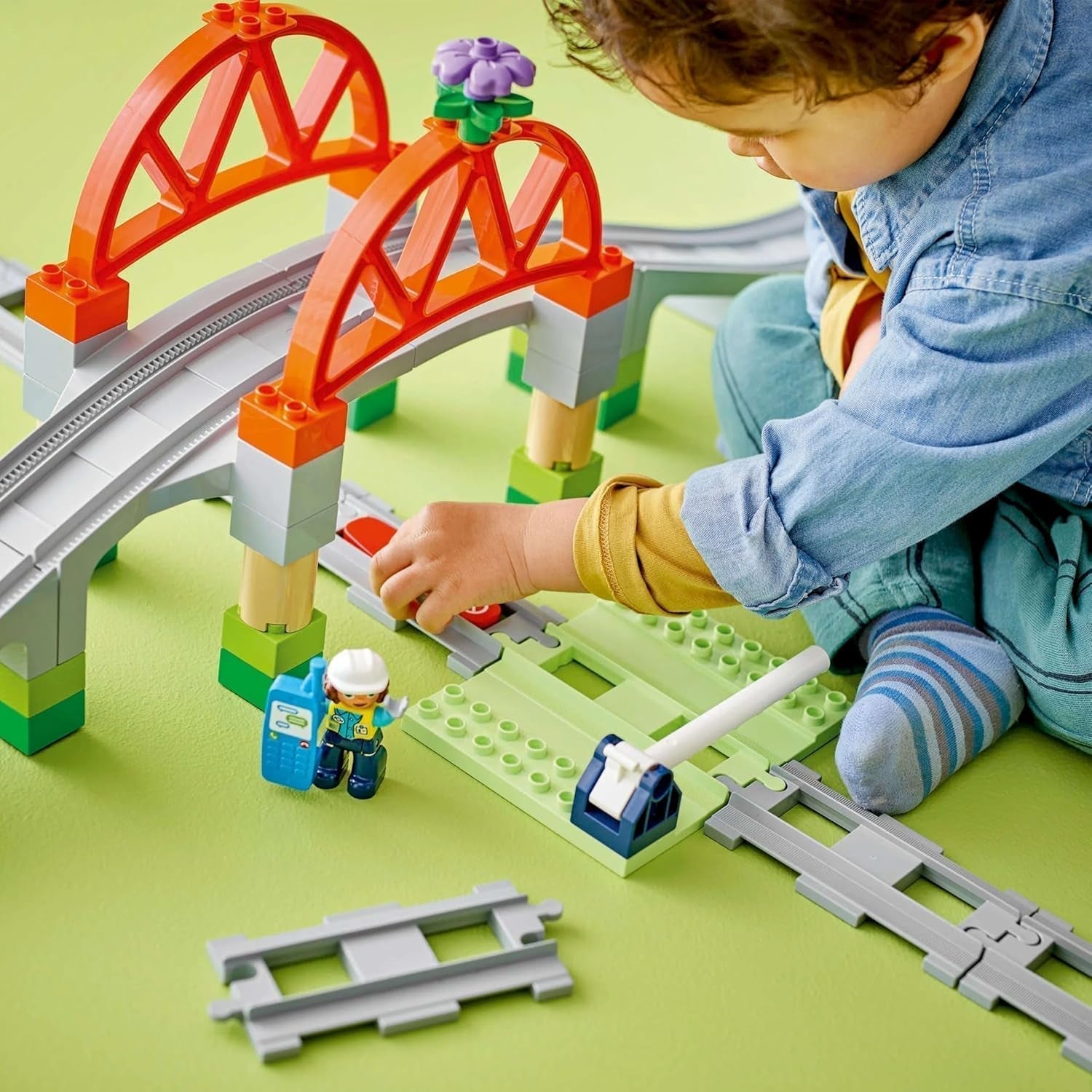 LEGO DUPLO Puente y vías del ferrocarril de la ciudad - Set de ampliación, regalo para niños a partir de 2 años, set de construcción y reconstrucción, set de desarrollo preescolar, juguete educativo 10426 Juegos de construcción Besuche den LEGO-Store