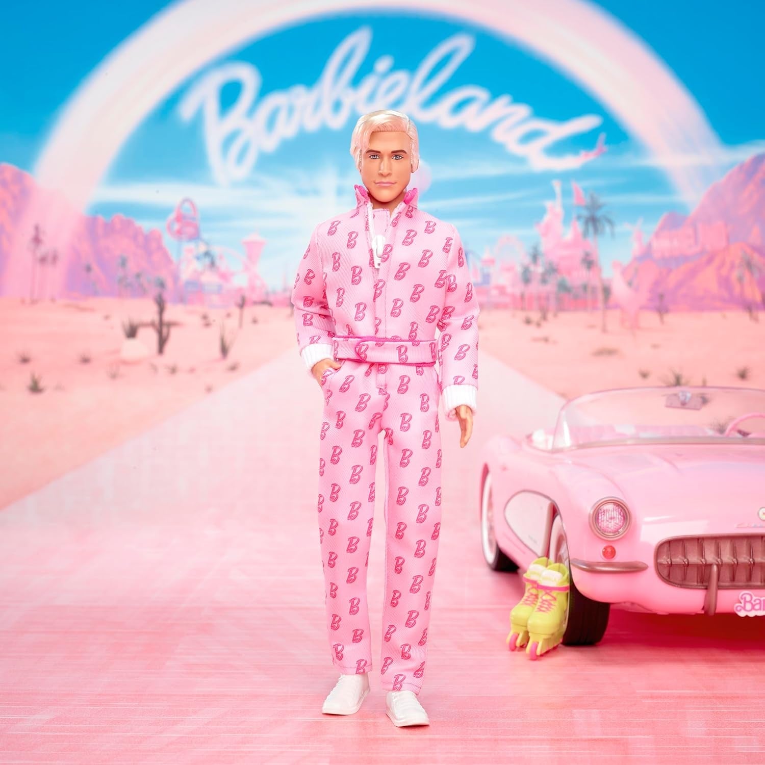 Barbie The Movie - Ken-Sammelpuppe, Ryan Gosling y Ken en rosafarbenem Overall con "B"-Aufdruck, weißen Sneakern und Bunten Inlineskates, JCP80