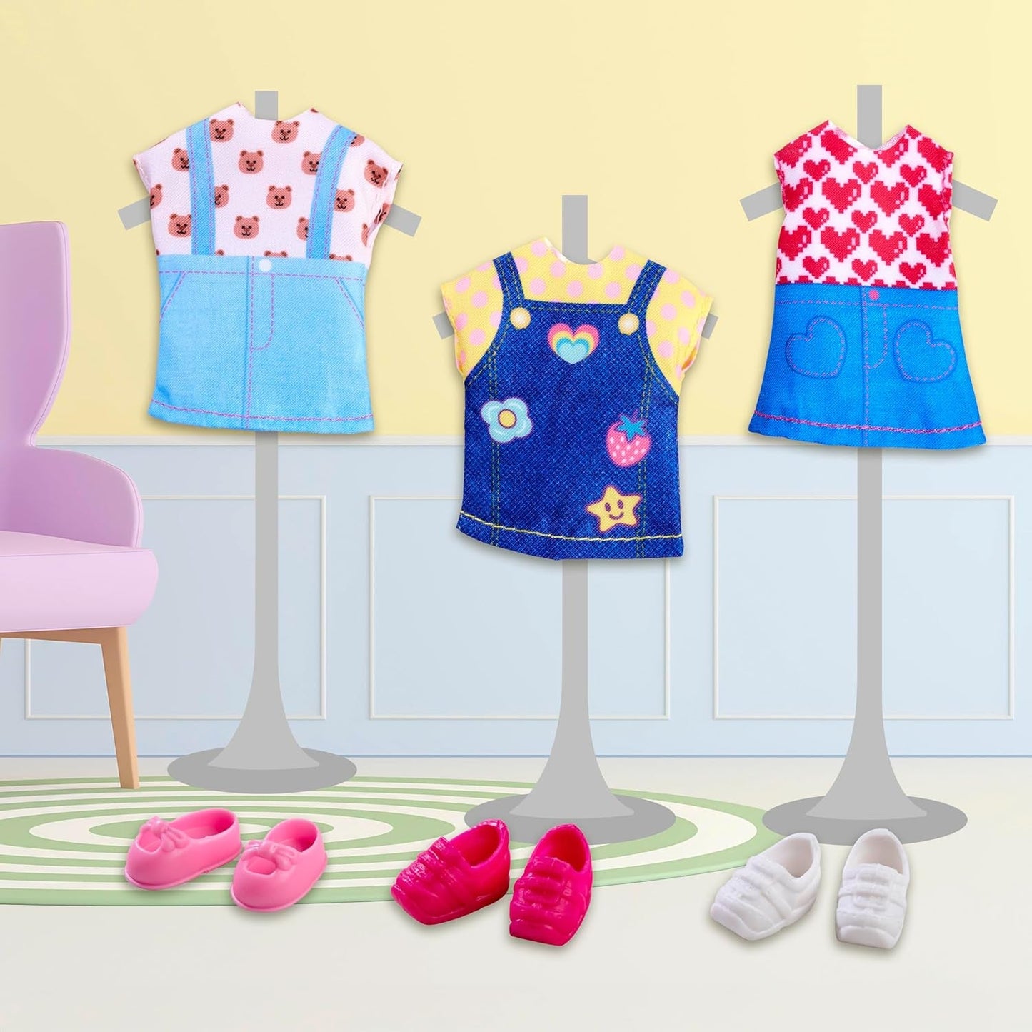 Muñeca de moda Simba Evi Love con un bonito vestido vaquero, que incluye otros dos conjuntos con estampados adorables y zapatillas de deporte, 12 cm, a partir de 3 años