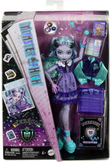 Monster High Fearbook Twyla - Juego de accesorios temáticos para muñeca y club de cine, chaqueta universitaria, álbum de graduación, juego de mesa y galletas, HXW31