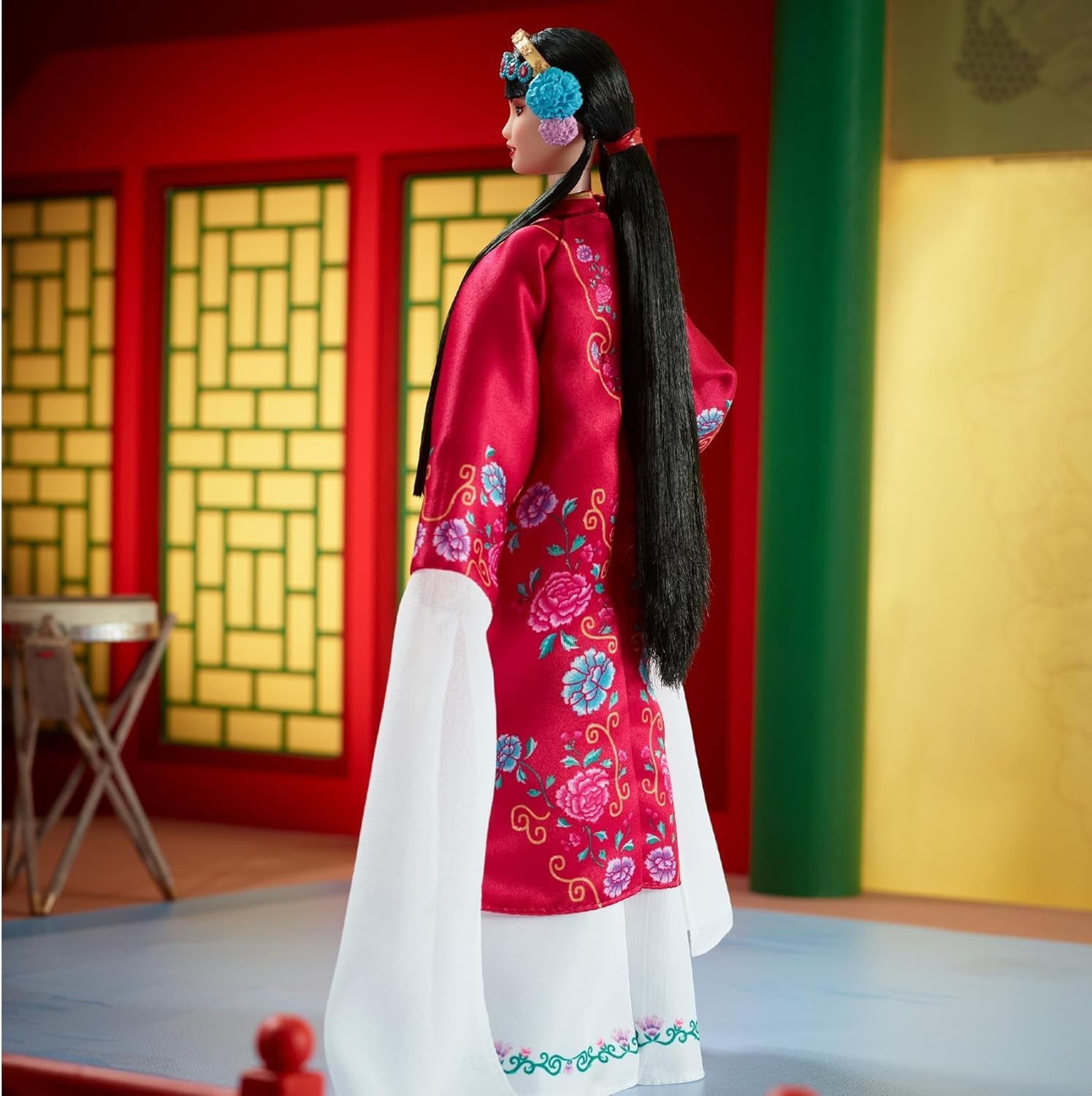 BARBIE Muñeca Barbie del Año Nuevo Lunar - Ropa tradicional en colores brillantes Rot mit Pfingstrosenmuster, cyanblaue Schuhe mit pinken Troddeln, inspiriert von der Peking-Oper, HRM57