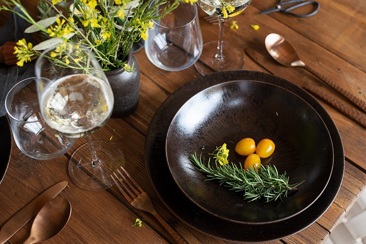 MÄSER Juego de mesa para 4 personas, color bronce metálico, 12 piezas, con esmalte elegante y brillante, juego de platos llanos, plato llano y plato de postre en cerámica de alta calidad, gres, marrón