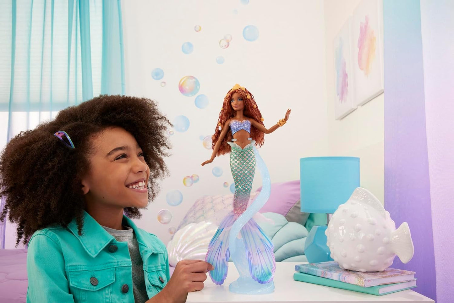 Mattel Disney Ariel La Sirenita - Muñeca Sirena de Lujo con Cuentas para el Cabello y Soporte para muñecas para Juego imaginativo y exhibición, para niños a Partir de 3 años, HNF42