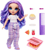 Muñeca Rainbow High Junior High PJ Party - Violeta - 22 cm con mono mullido, zapatillas y accesorios de juego - Juguete para niños - Ideal para 4-12 años