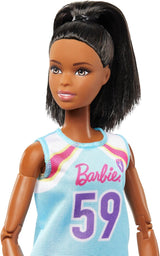 Barbie Made to Move Muñeca y Accesorios, Jugadora de Baloncesto Morena con Vestido Deportivo Desmontable y Pelota, 22 Articulaciones, HKT74