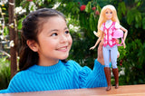 Muñeca Barbie Malibu y accesorios de Barbie Mysteries: The Secret Horse Adventure, que incluyen muñeca de moda, traje de montar desmontable y casco, HXJ38