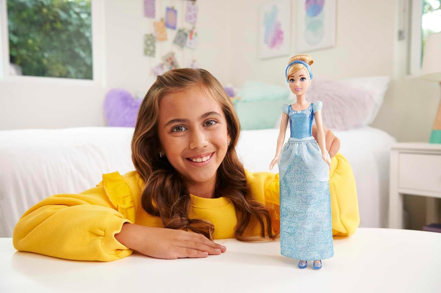 Mattel Muñeca móvil Cenicienta Princesa DISNEY con vestido brillante, zapatos y tiara desmontables, cabello peinable para divertirse en la peluquería, a partir de 3 años, HLW06 Naty Shop Dolls