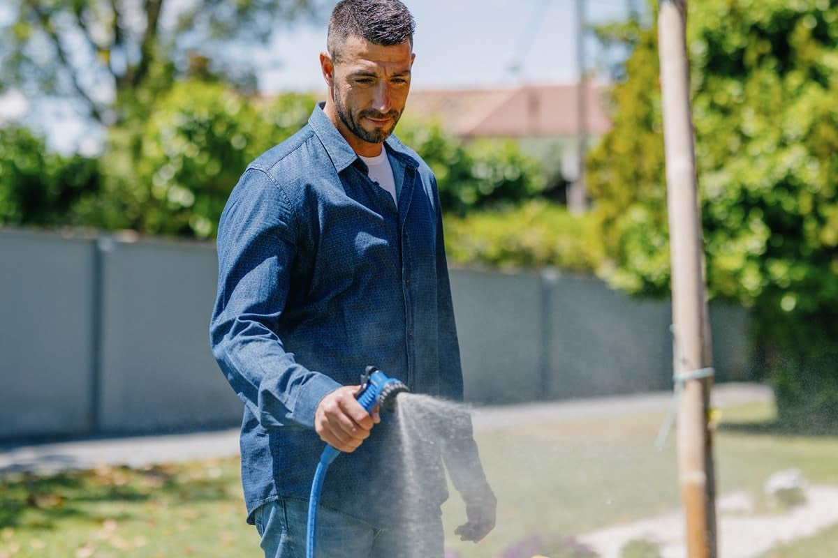 Goodyear - Manguera de jardín de látex y textil de alta densidad de 3 capas, flexible, sin torsión y ligera, 30 m, enchufes rápidos de ½" y ¾" + pistola pulverizadora de 7 funciones