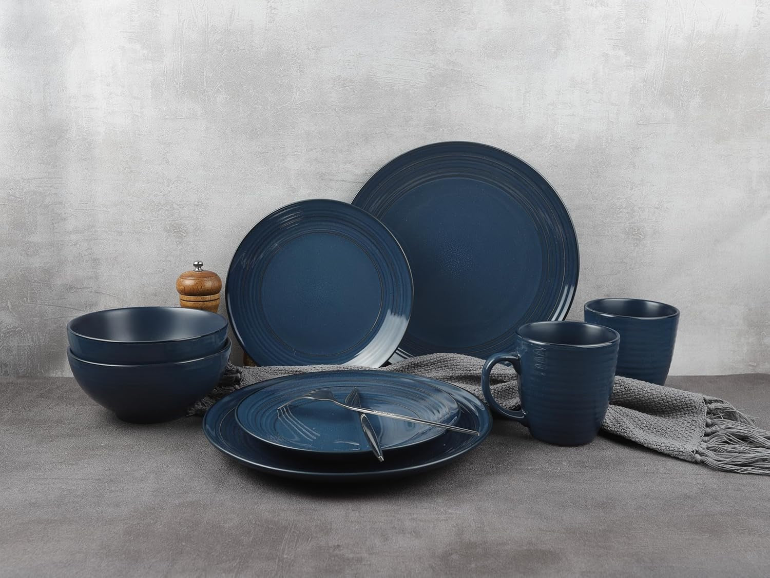 ECHTWERK "Alicia" Vajilla combinada vintage de 16 piezas, diseño moderno para 4 personas, elegante vajilla de gres azul oscuro con 4 platos, 4 guarniciones, 4 cuencos, 4 tazas de té