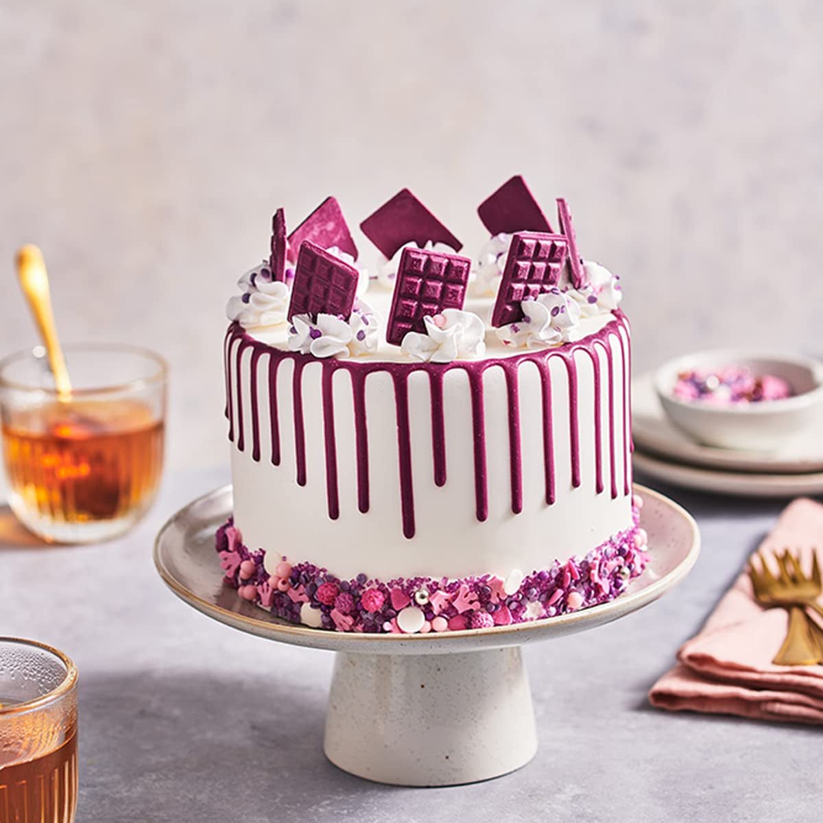 FunCakes Choco Drip Royal Purple: Sabor delicioso, Fácil de usar, Perfecto para cakes de goteo, Sabor de goteo de chocolate. Envase resellable 180 g. Pasta de azúcar Naty Shop