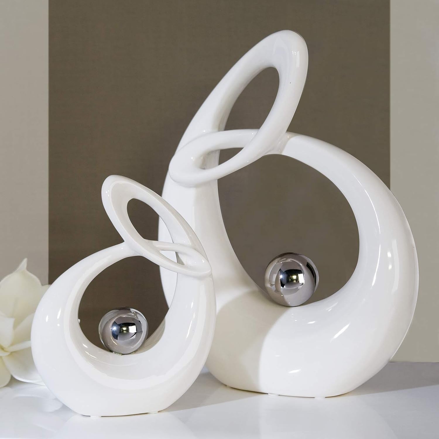 GILDE Escultura decorativa de cerámica La Vida - figura blanca/plateada vidriada blanca con bola plateada - altura 22 cm Estatuillas y esculturas Naty Shop