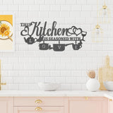 KHayRovies Decoración de pared de cocina Metal Esta cocina está sazonada con amor Placa con nombre de palabra negra Letras de hierro rústico Citas para cocina Granja Sala de estar Estatuas y esculturas Naty Shop