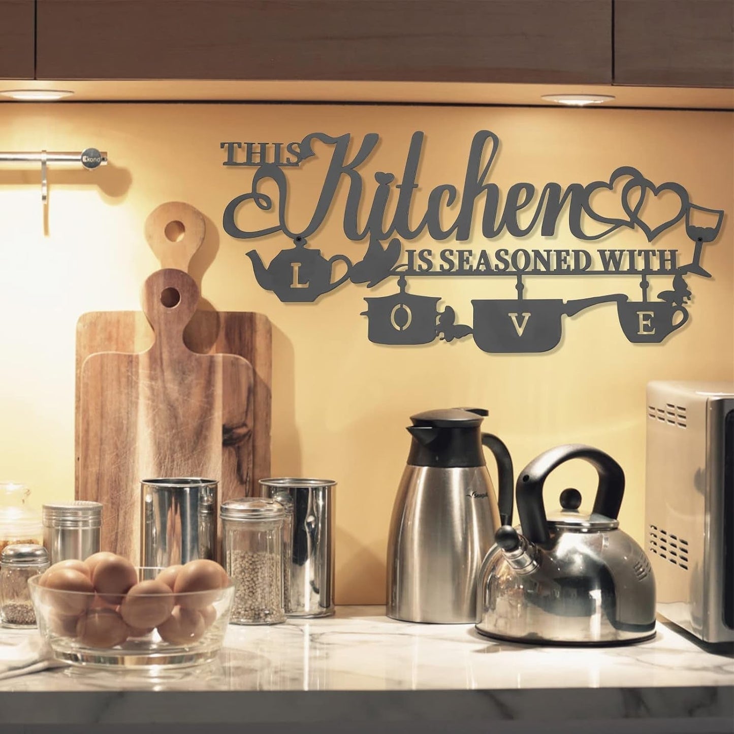 KHayRovies Decoración de pared de cocina Metal Esta cocina está sazonada con amor Placa con nombre de palabra negra Letras de hierro rústico Citas para cocina Granja Sala de estar Estatuas y esculturas Naty Shop