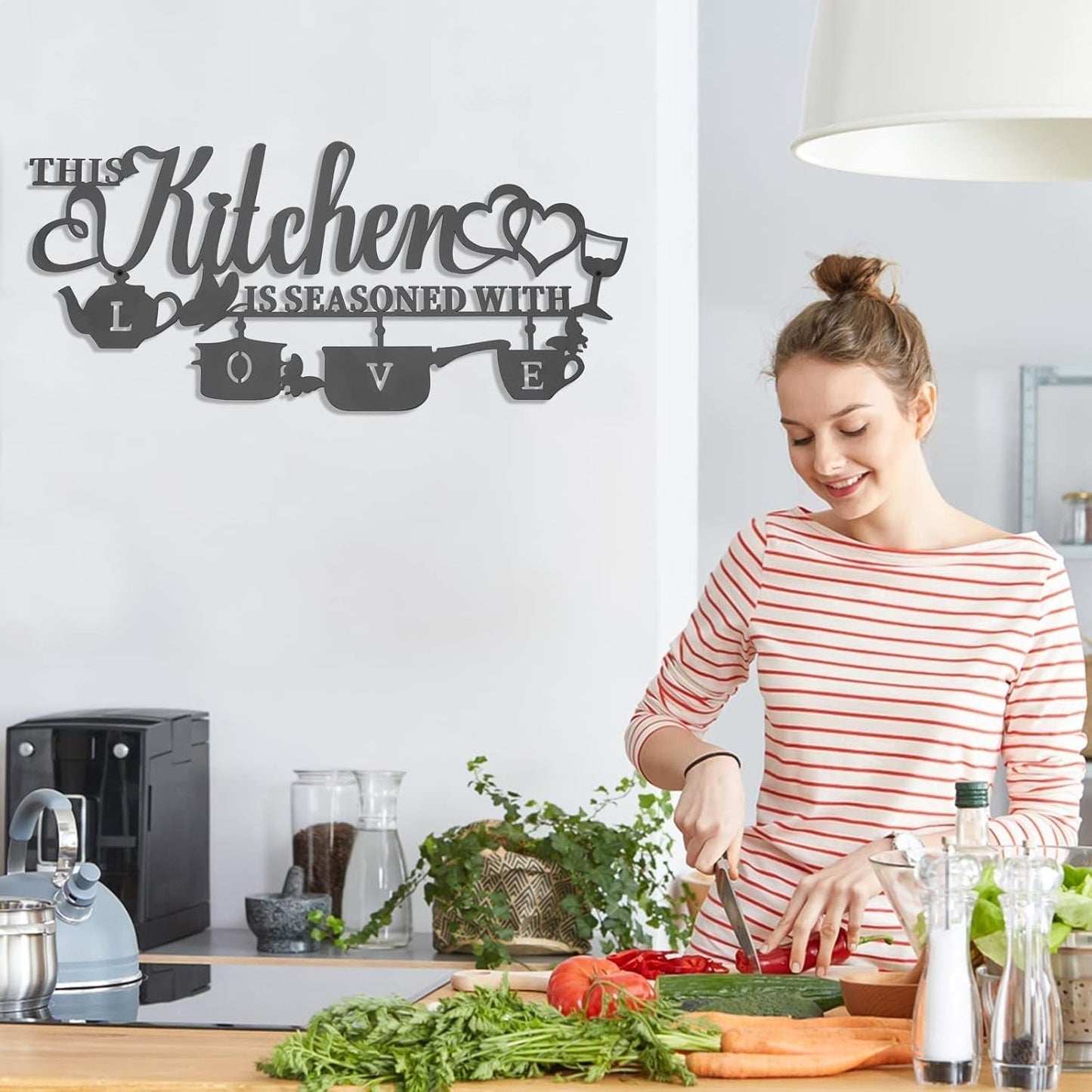 KHayRovies Decoración de pared de cocina Metal Esta cocina está sazonada con amor Placa con nombre de palabra negra Letras de hierro rústico Citas para cocina Granja Sala de estar Estatuas y esculturas Naty Shop