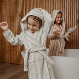Suavinex, champú de cuidado para niños de 3 a 10 años, sin alérgenos, sin parabenos, sin siliconas, apto para pieles sensibles, sin lágrimas ni tirones, 95% ingredientes de origen natural, Infantil - Baño y Cuidado de la piel Naty Shop