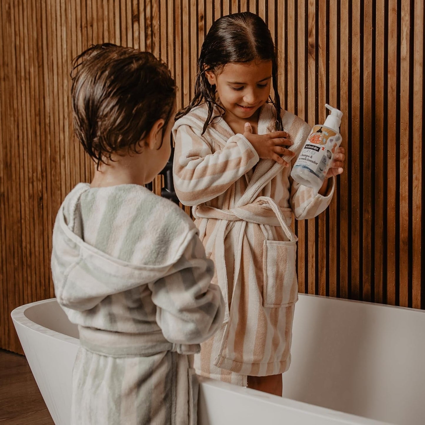 Suavinex, champú de cuidado para niños de 3 a 10 años, sin alérgenos, sin parabenos, sin siliconas, apto para pieles sensibles, sin lágrimas ni tirones, 95% ingredientes de origen natural, Infantil - Baño y Cuidado de la piel Naty Shop
