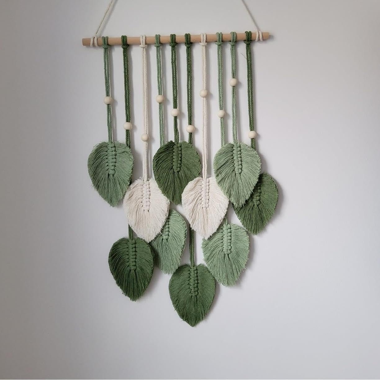 Tapiz verde natural decorando las paredes del dormitorio de la habitación Hogar - Complementos y Decoración Naty Shop