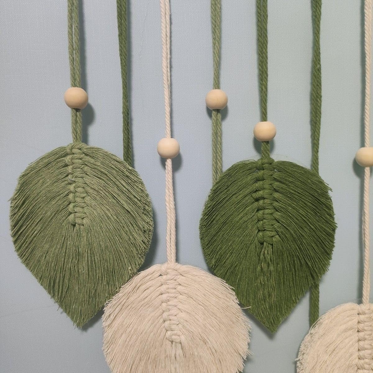 Tapiz verde natural decorando las paredes del dormitorio de la habitación Hogar - Complementos y Decoración Naty Shop